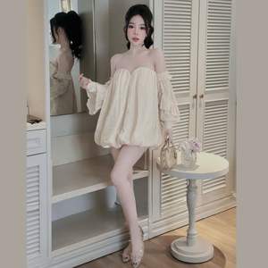 Robe élégante au-dessus du genou Matériaux luxueux et touches féminines pour un look époustouflant pour les célébrations - Product Image 1