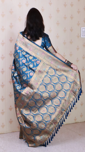 Saree en soie douce Banarasi Jaal bleu denim orné d'un tissage Zari et Meenakari doré parfait pour les mariages et les événements festifs - Product Image 4