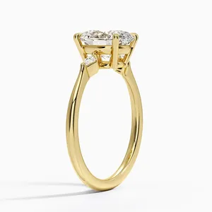 Anillo de Compromiso con Tres Diamantes de Forma Ovalada y Diseño Único para Uso Diario - Product Image 5