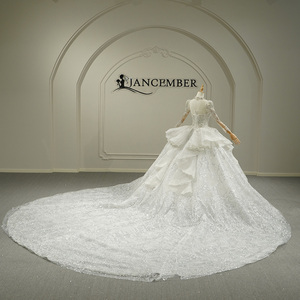 Vestido de Novia Moderno con Cuello Alto, Pedrería y Cola de Capilla, con Flores de Encaje, Modelo GT26063 - Product Image 3
