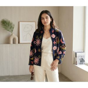 Blazer en cuir écoresponsable brodé à la main Luna Fiora Suzani avec doublure en laine, taille unique, artisanat kashmiri, idéal pour le printemps - Product Image 1