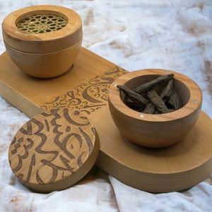 Ensemble de brûleur à encens Bakhoor en bois artisanal exquis avec un design en treillis complexe et un plateau pour l'utilisation du Ramadan - Product Image 2