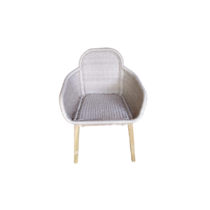 Silla Moderna de Ratán con Respaldo para Exteriores y Uso Comercial en Hoteles, Eventos y Bodas, con Patas de Madera, Venta al Por Mayor - Product Image 1