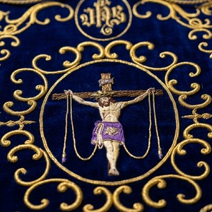 Estandarte Litúrgico para Procesiones de Iglesia, Terciopelo Azul con Diseño de Cruz Bordada y Borlas, Estilo Clásico - Product Image 4