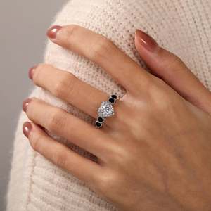 Bague de fiançailles Jeulia en acier inoxydable plaqué or rose avec halo en forme de cœur personnalisé et accent noir - Product Image 5