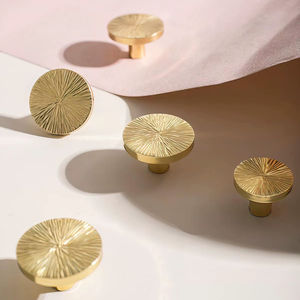 Pomo de puerta de latón macizo conocido por su construcción robusta que proporciona un funcionamiento suave de la puerta y un aspecto visual de alta gama - Product Image 1