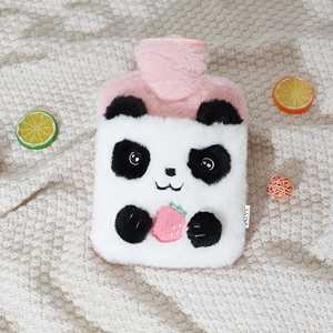 Sac à eau chaude en peluche Pookie Panda, doux et réutilisable, 2L, en PVC et tricot, avec housse à motif pour le maintien au chaud - Product Image 2