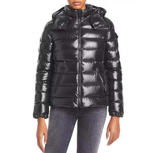 Chaqueta Acolchada Negra Brillante para Mujer, Abrigo de Invierno con Capucha Aislante - Product Image 5