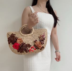 Bolsa de jacinto de agua natural hecha a mano con flores Diseño regular elegante Transporte de dos correas Uso ecológico en la playa al aire libre - Product Image 5