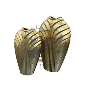 Florero Moderno y Elegante de Aluminio con Acabado Dorado, Diseño Artesanal Ecológico para Decoración de Mesa en Bodas - Product Image 4