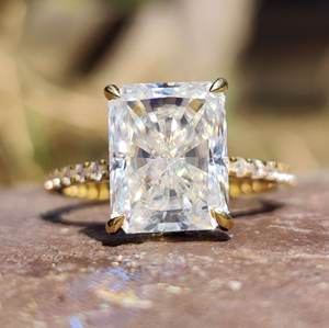 Anillos de compromiso de diamantes cultivados en laboratorio de corte radiante de oro sólido de 10 quilates a la moda para mujer estilo clásico IGI para fiestas de bodas - Product Image 1