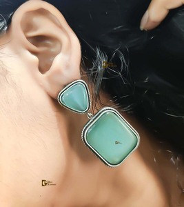 Pendientes Réplica Plateados con Piedra Monalisa para Niñas, Ideales para Fiestas y Regalos - Product Image 5