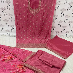 Costume Gharara en soie de chinon en viscose lourde avec broderie complexe et Dupatta pour un look d'hiver royal - Product Image 1