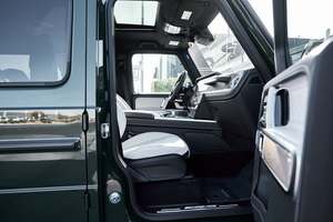 Elegante Mer-ce-des-B e n z Clase G AMG G 63 4MATIC 2024, motor biturbo V8 de 4.0L que produce 577 caballos de fuerza y 627 lb-pie de torque - Product Image 2