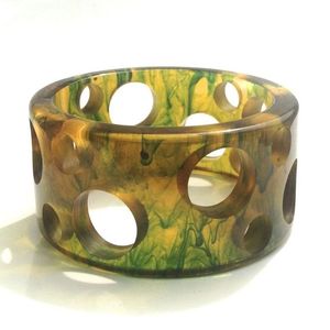 Bracelet manchette classique en résine, fait main, élégant, motif marbré vert et jaune, design ajouré, bijoux de mode unisexe pour femme - Product Image 1