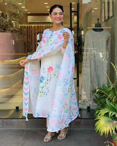 Elegante traje tradicional de lino puro, bellamente elaborado para una gracia y comodidad atemporales - Product Image 4