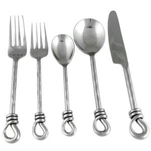 Cubiertos artísticos de metal con mangos esculpidos, perfectos para chefs, food stylists o comedores de alta gama. - Product Image 2