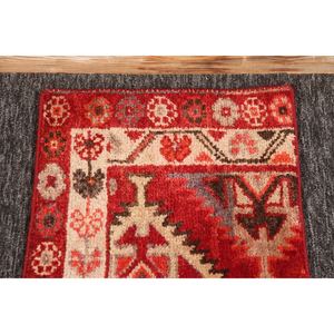 Alfombra turca vintage, alfombra de 1.4x2.7 pies, alfombra roja pequeña con elementos geométricos y florales. - Product Image 2