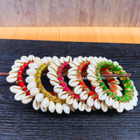 Ensemble de 2 bracelets indiens faits à la main en fil de soie et coquillages Kaudi multicolores, cadeaux de mariage ou de Mehndi pour femmes