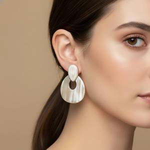 Pendientes de Cuerno Natural Artesanales de Vietnam, Versátiles para Pedidos al por Mayor, Uso Diario de Moda y Stock Minorista - Product Image 1