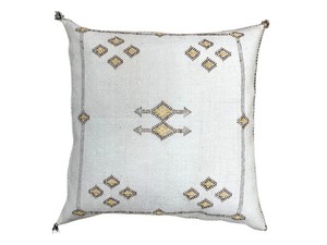 Housse de coussin carrée marocaine de luxe écologique faite à la main, motif géométrique tribal, taie d'oreiller en coton, coussin décoratif garni de Sabra - Product Image 1