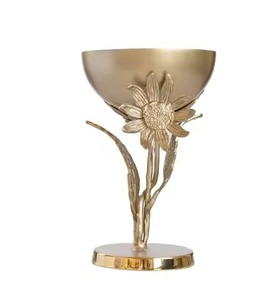 Bol en métal doré et violet exquis présentant un savoir-faire artistique idéal pour les espaces contemporains - Product Image 5