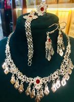 Dubai Vintage Gold pour femmes Classic Diamond Zircon Pearl Stylish Strand Chain Gold Alloy Jewelry for Weddings Anniversaries