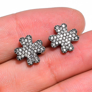 Fantastique 925 Argent Pave Zircon Boucles D'oreilles Fine Boucles D'oreilles Oxydé Fleur Bijoux Élégant Pave Pour Anniversaire Et Cadeau - Product Image 1