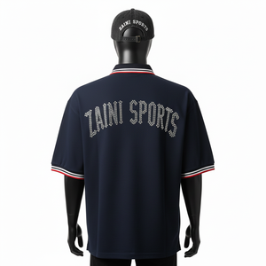 Polo de Hombre de Alta Calidad en Poliéster 220 GSM, Color Azul Marino Suave, Logotipo de Transferencia de Calor Cristal - Product Image 2