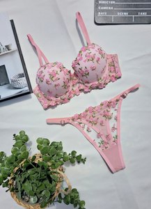 Ensemble soutien-gorge push-up à armatures brodé floral romantique avec culotte string à couvrance totale pour femme, couleur rouge, fabriqué en Turquie - Product Image 3