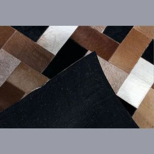 Alfombra de Cuero Vacuno Geométrica Hecha a Mano para Sala de Estar o Pasillo - Product Image 4