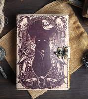 Ceci est un journal en cuir artisanal, doté d'un design unique de style gothique. La couverture présente un chat noir mystique entouré de...