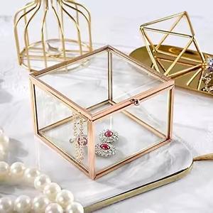 Caja de Almacenamiento de Joyas Moderna de Metal y Vidrio Cuadrada con Múltiples Compartimentos y Soporte para Brochas de Maquillaje - Product Image 3