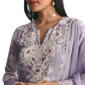 Costume Kurta Sharara en mousseline mauve à imprimé floral avec broderie Moti pour femme, fête de mariage indienne et tenue de fête - Product Image 2