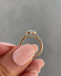 Radiant Cut 2.5 Ct Luxury Handmade Lab Diamond Trendy Solitaire Rings en or pur 18K Parfait pour les bijoux de mariage pour elle OEM - Product Image 2