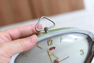 Reloj de mesa analógico de metal con acabado verde y plateado de latón AK con gancho superior para decoración de escritorio/Decoración de estante - Product Image 5