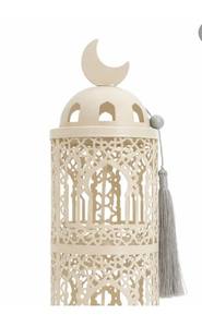 Lanterne de luxe en métal blanc en forme de croissant avec des découpes complexes, lumière douce et ambiance chaleureuse pour la décoration festive du Ramadan - Product Image 3