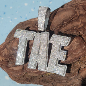 Colgante de lujo 2024 18K chapado en oro personalizado VVS Moissanite Hip Hop con certificación IGI y tecnología Micro Insert para hombres - Product Image 3