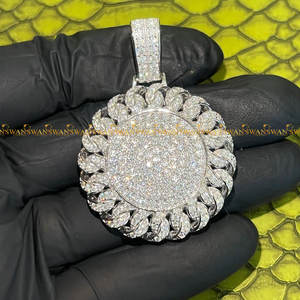 Colgante de joyería de cuello Hip Hop personalizado unisex, oro blanco de 10kt con diamantes de moissanita de corte brillante redondo - Product Image 1