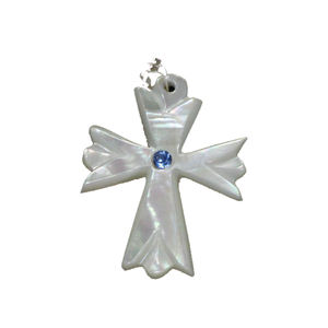 Pendentif croix en argent 925 sculpté à la main en nacre, bijou religieux fait à Bethléem - Product Image 1