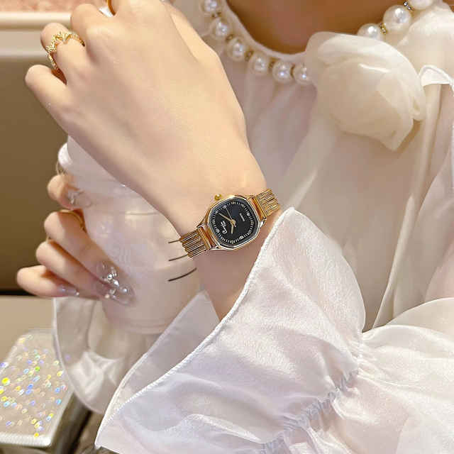 New Small Dial Watch Women's Watch Gold Simple Exquisite Small Sugar Cube Luxury Quartz Watch Wholesale