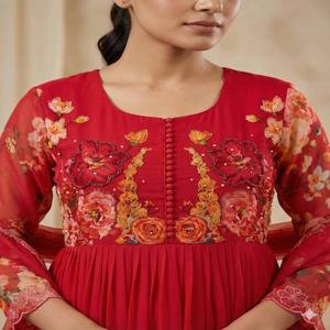 VASTRA COTTAGE Vestido de Fiesta Rojo Cereza de Georgette Sintética con Pantalón y Dupatta con Estampado Digital y Bordado de Lentejuelas para Fiesta - Product Image 3