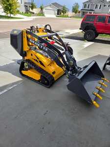 Minicargadora Retroexcavadora DRT450 con Peso Operativo de 992 lb, Motor Diésel y Rodamientos - Product Image 2