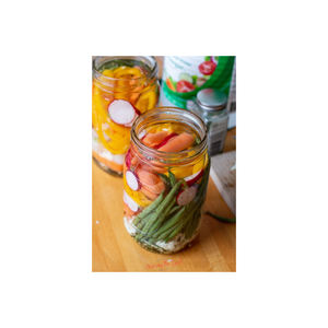 Receta clásica de pepinillos Turshi hecha a mano de Oriente Medio con jardín-Ingredientes frescos Verduras saladas y picantes - Product Image 2