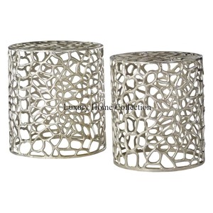 Juego de mesa de metal de última llegada con diseño de punción de color plateado de 2 mesa auxiliar de diseñador fundido de peltre diseño único última llegada - Product Image 1