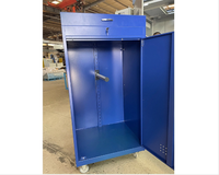 Boîte à équipement équestre en acier bleu et blanc avec roues et pieds pour le rangement des équipements de chevaux, marque DSB