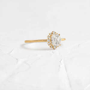 Anillo de Compromiso Vintage con Halo de Plata 925, Corte Radiante, Color D, Elegante Anillo de Diamante Moissanita - Product Image 1