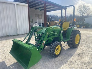 Tracteur agricole John Deere 300E 4x4 avec chargeur frontal, vert, 30 CV, tracteur multifonctionnel à roues - Product Image 1