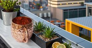 La tasse en cuivre pur faite à la main avec un design attrayant et une poignée ronde garde les boissons saines au chaud-Tasse en cuivre unique - Product Image 3