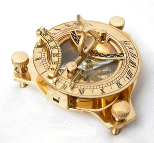 Compas compact en laiton de fabrication indienne pour les aventures en plein air ou les voyages et les randonnées disponibles à la vente - Product Image 5